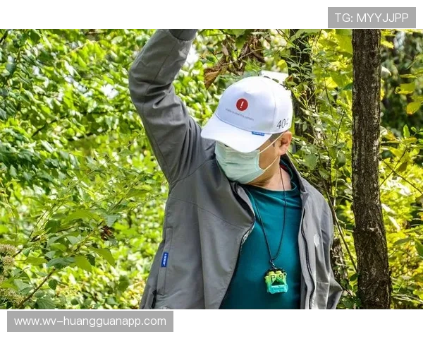 张博恒穿着夹克去买早点，这份低调狠让人怀疑他是隐藏富豪？