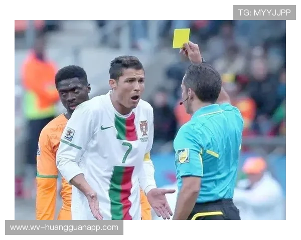 为什么轻微接触也算犯规？足球“接触犯规”判罚标准拆解