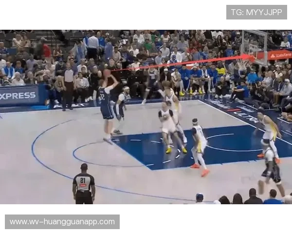 弗拉格无球跑动制造防守混乱，拉开空间效率显著提升