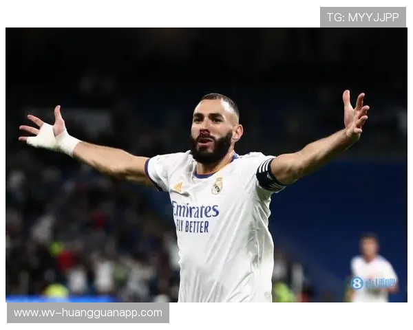 撕开防线前插创造空档，本泽马本赛季更偏组织